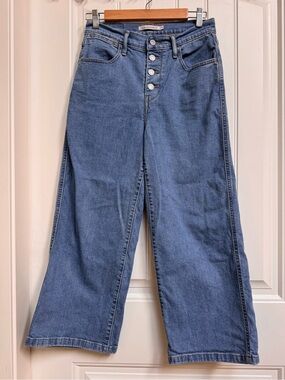Levi’s Mile High Cropped Wide Leg Button Fly Jeans. 26” by 25” (measures 24”)